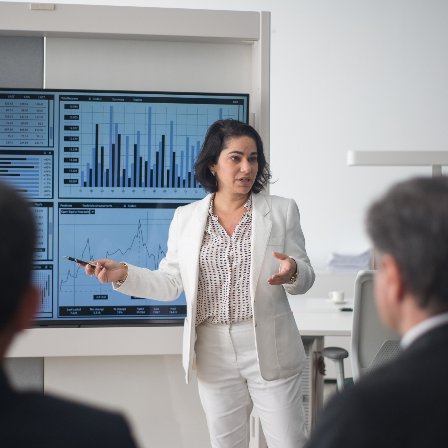 woman teaching a group of people about the stock market and investing