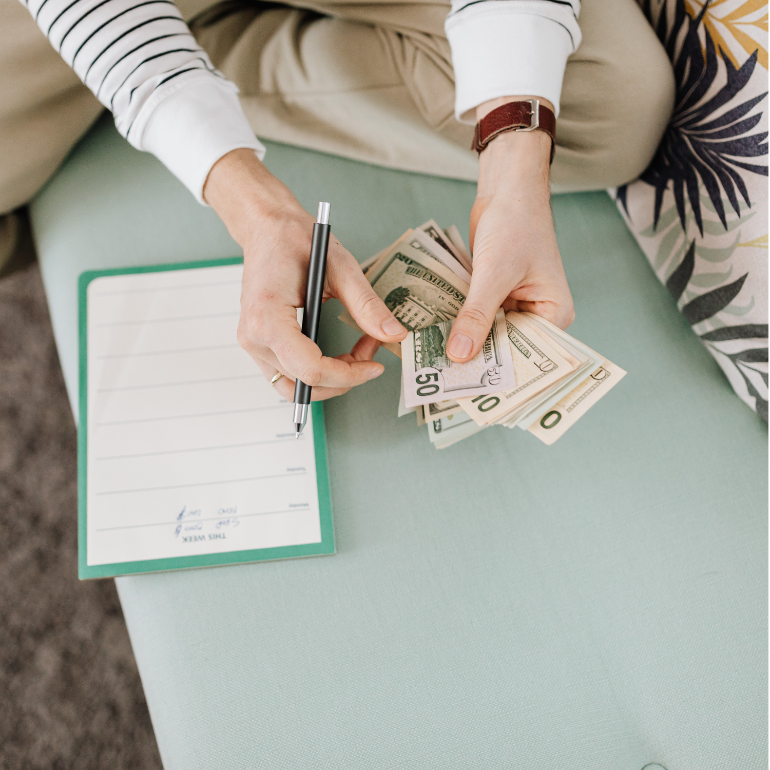 women setting her weekly budget